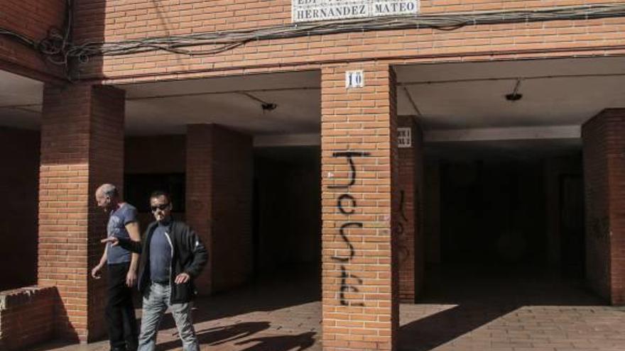 El Palacio de Justicia y el Hospital desoyen la orden de retirar placas de condenados por corrupción