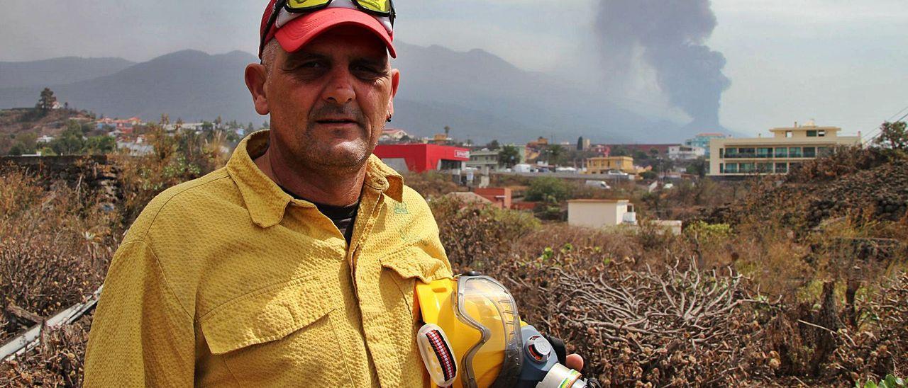 Manuel Villalba posa con una de las fumarolas del volcán de Tajogaite al fondo..