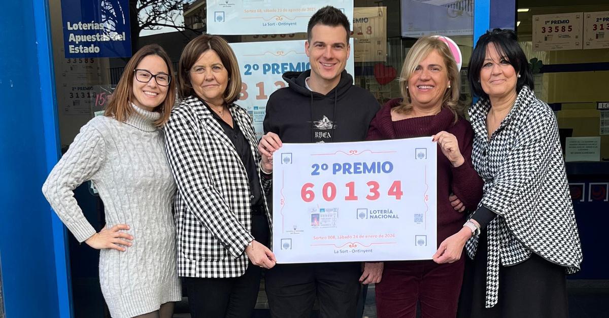 El personal de la Administración de Lotería nº1 de la Avenida de Almaig, con el número premiado.