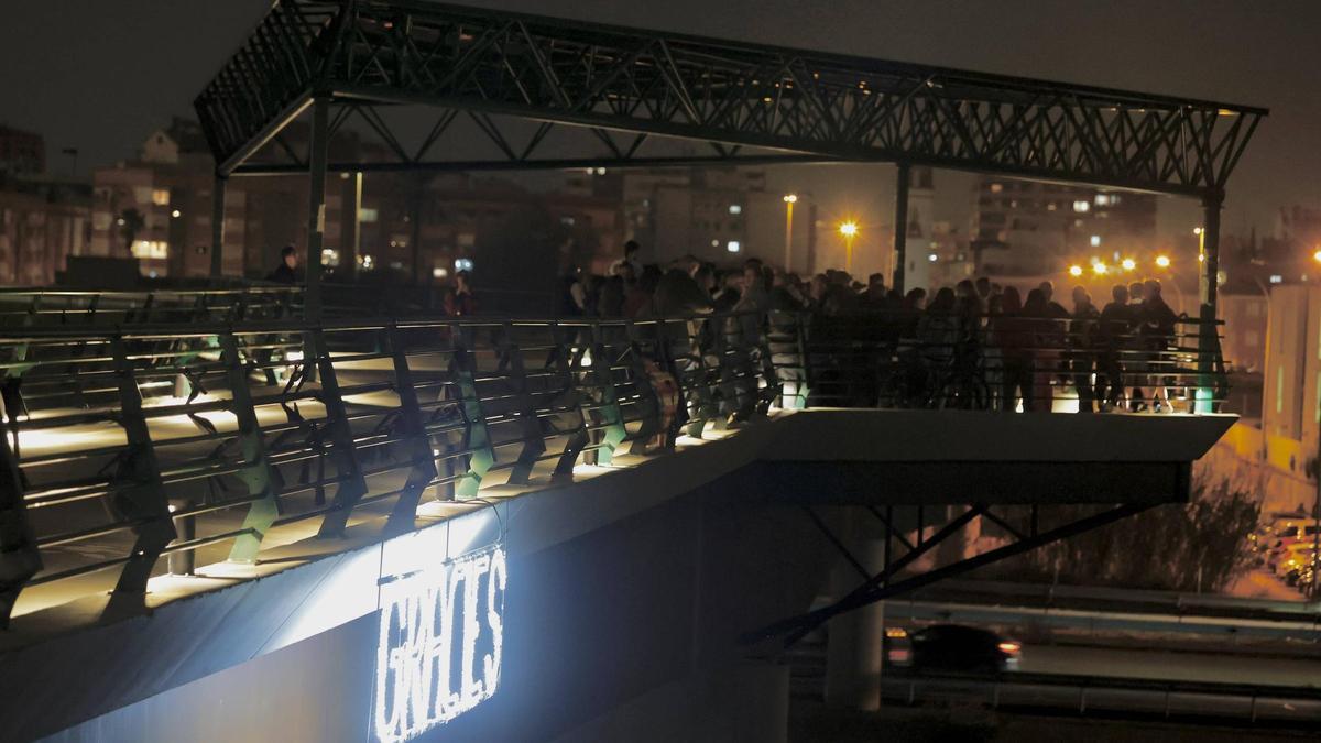 Minuto de silencio en el Pont de la Solidaritat
