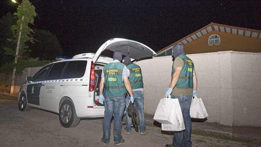 Registro de la Guardia Civil de la unidad UCO Drogas en A Estrada. // Bernabé