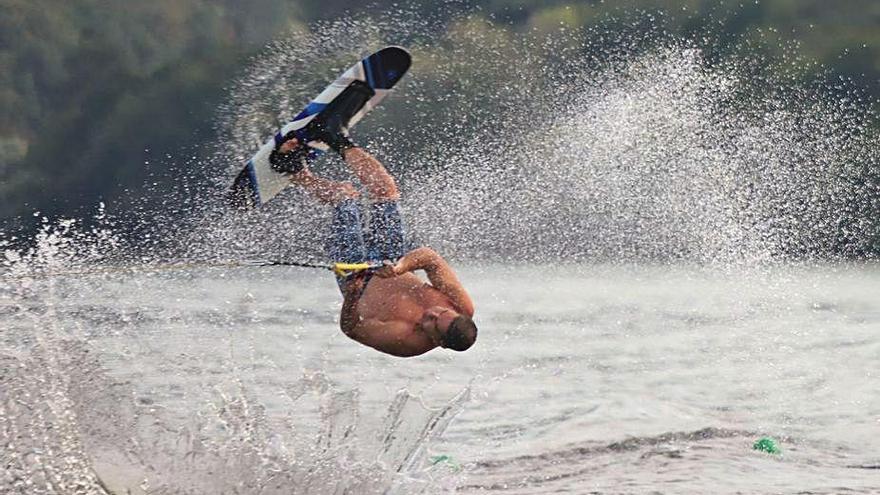 Álvaro Montes, durante una de las acrobacias en Barra de Miño.