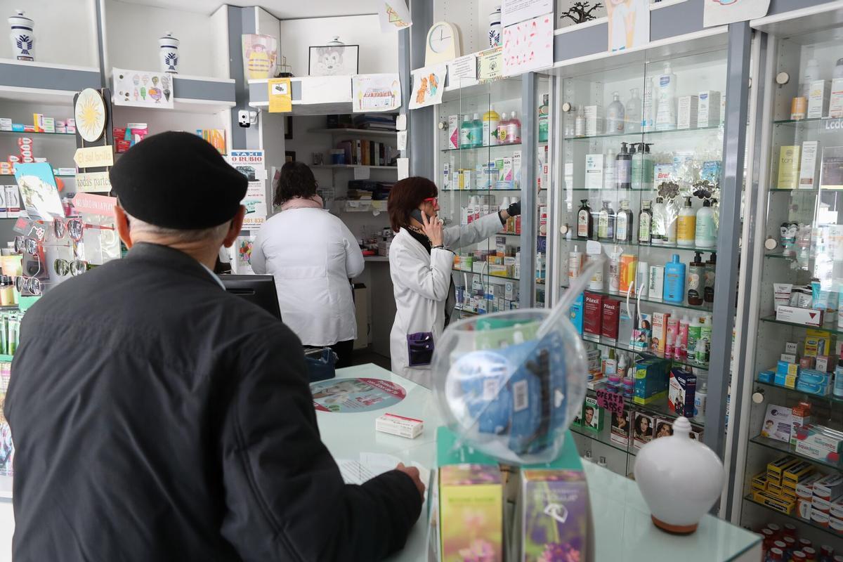 Varias personas en una farmacia, a 25 de febrero de 2026, en Lugo, Galicia (España). Un total de 18 zonas de la provincia de Ourense y 11 de la de Lugo que presentan una densidad de población igual o inferior a diez habitantes por kilómetro cuadrado y que disponen de una única oficina de farmacia verán flexibilizadas las condiciones que tienen que cumplir, al formar parte de una de las 29 zonas farmacéuticas especiales a cuya creación dio visto bueno el Consello de la Xunta el pasado 23 de febrero. 25 FEBRERO 2026;FARMACIA;MEDICINAS; Carlos Castro / Europa Press 25/02/2026. Carlos Castro;category_code_new
