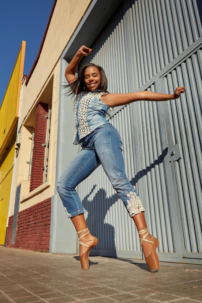Las bailarinas de Desigual se apuntan a los 'Exotic Jeans'