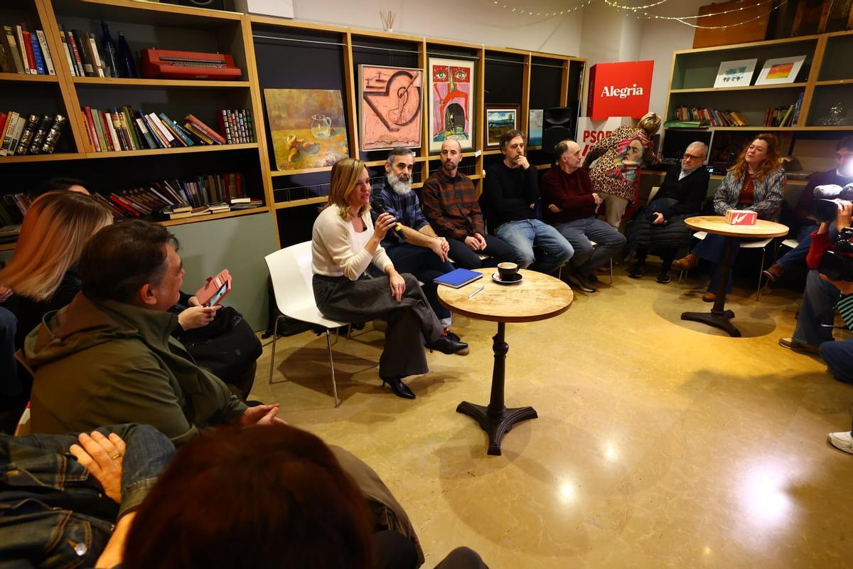 La candidata del PSOE, Pilar Alegría, reunida con el sector cultural, este martes en la cafetería del Teatro Romano de Zaragoza.