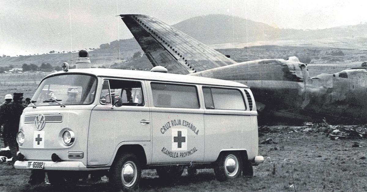 Una ambulancia de Cruz Roja durante el rescate de uno de los accidentes aéreos en el aeropuerto tinerfeño de Los Rodeos.