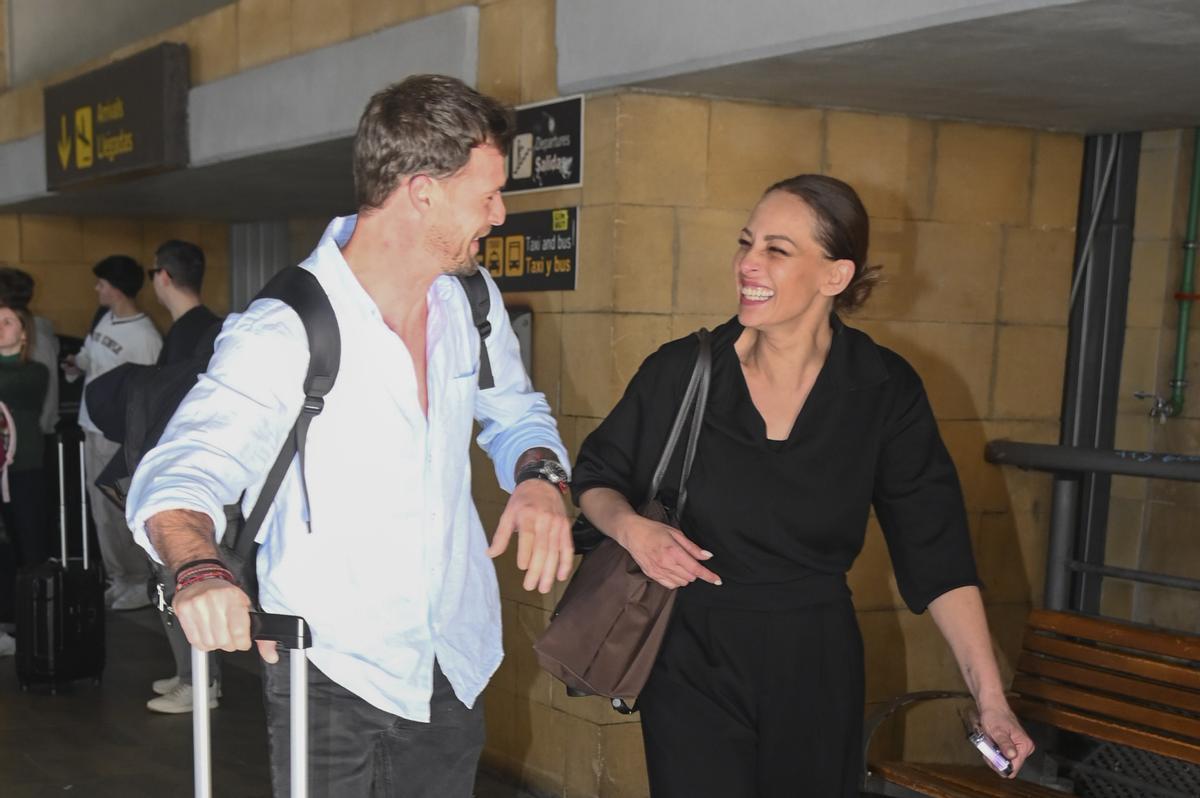 Eva González, riendo junto a su pareja, Nacho Llanos