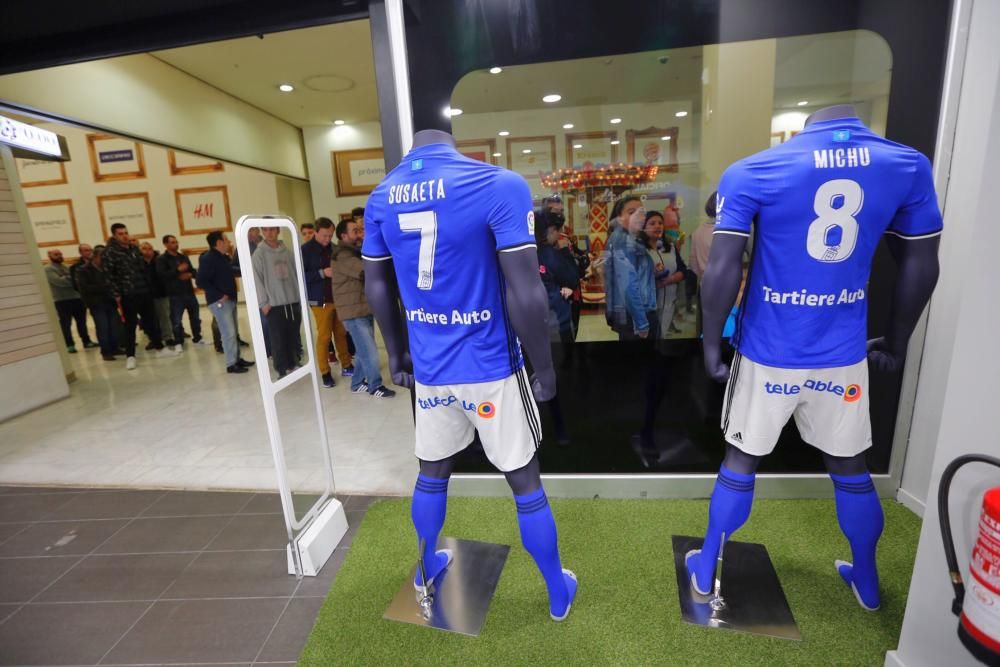 La afición del Real Oviedo hace cola para adquirir su entrada ante el Lugo