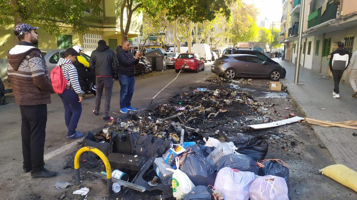 Varios vecinos observan los restos de los contenedores quemados en Son Gotleu.