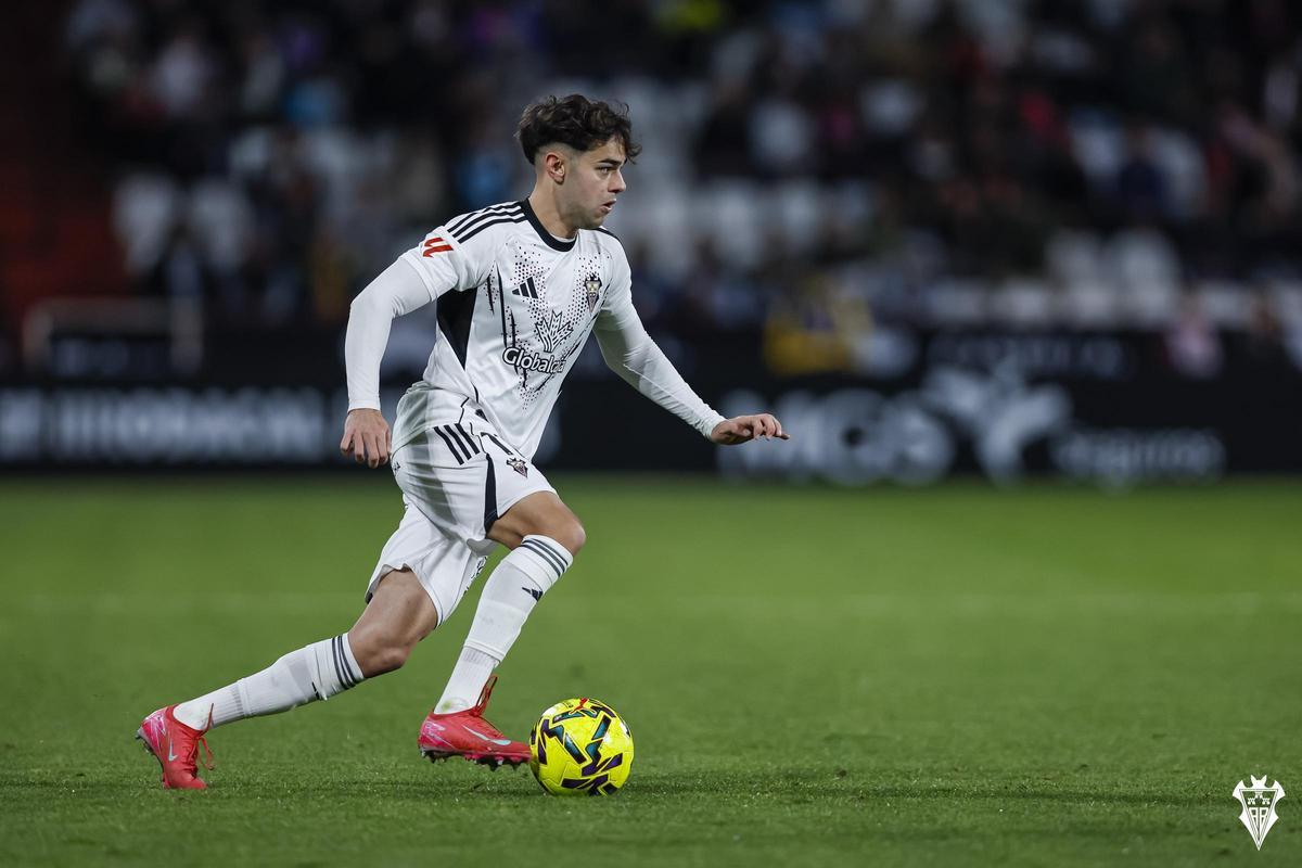 Víctor Valverde, en acció aquesta temporada a Segona A amb l'Albacete