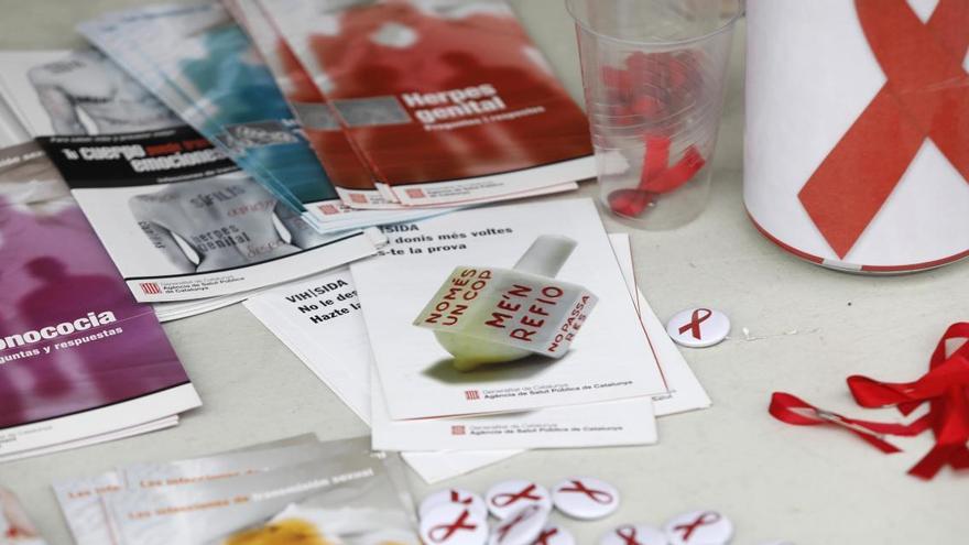 Un estand amb informació sobre el VIH durant el Dia Mundial de la Sida