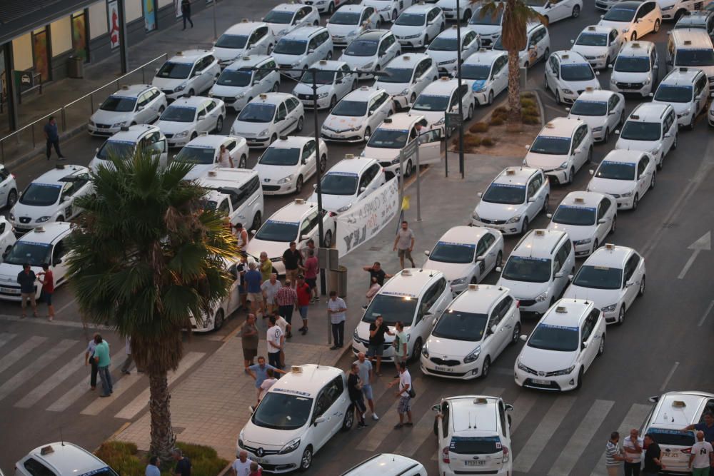 La huelga indefinida continúa: turistas cargados de maletas sin taxi en Alicante.