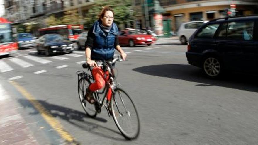 Un estudio de la Universidad Politécnica de Valencia revela que muchos conductores que habituamente viajan en su coche harían sus desplazamientos en bicicleta o a pié.