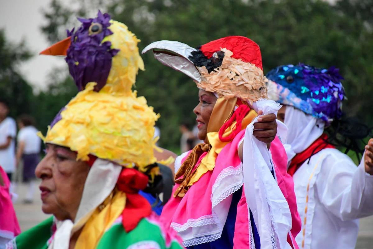 Participantes disfrazados en el festival de lanzamiento de la Ciudad de los Pájaros Santander de Quilichao en Colombiar.