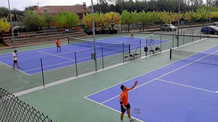 Santpedor repavimenta les pistes de tennis a tocar del pàrquing de la zona esportiva
