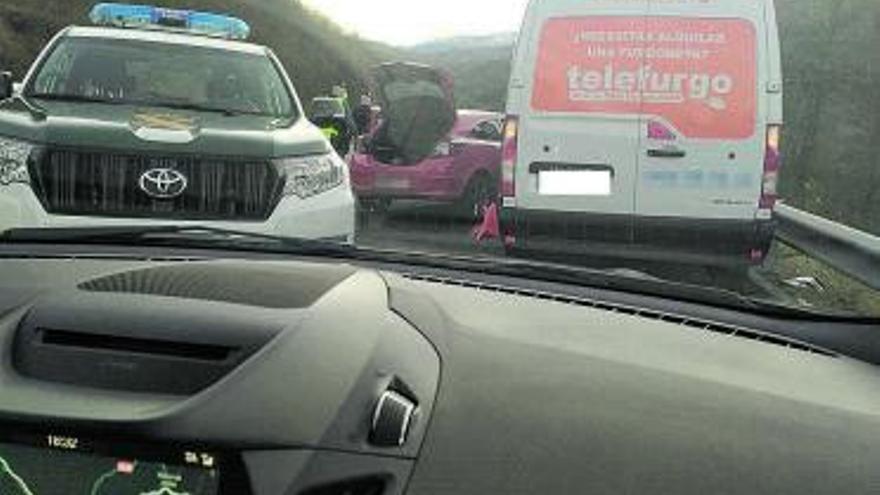 La furgoneta que causó el accidente, a la derecha, instantes después de la colisión.