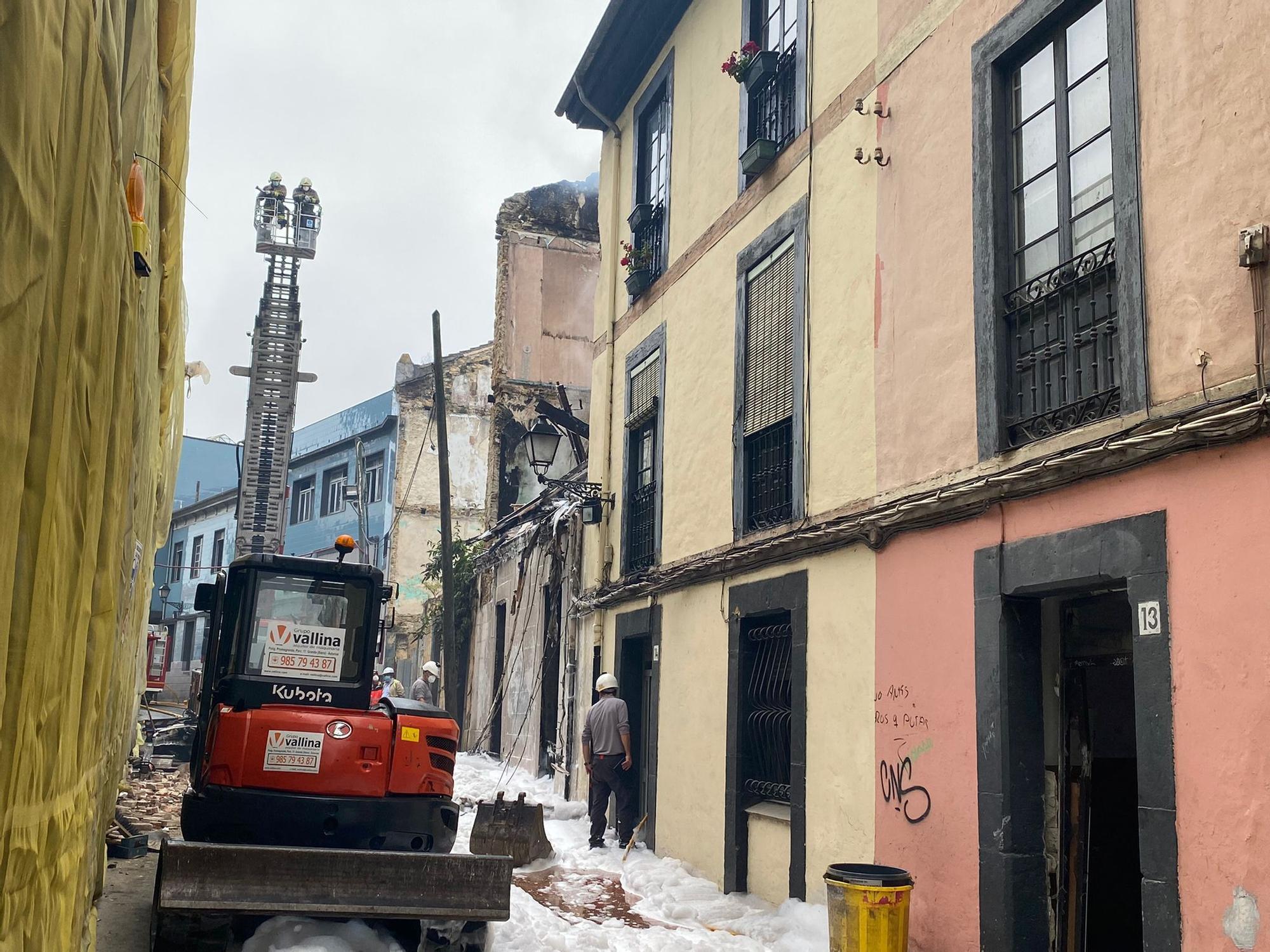 Los Bomberos trabajan en asegurar el edificio que se derrumbó por un incendio en Oviedo