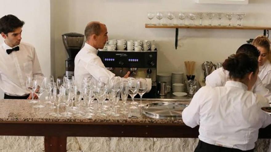 Alumnos de la edición anterior del curso de bar y cafetería.