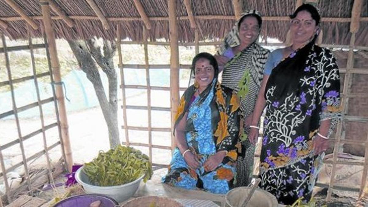 BANGLADESH. Las mujeres venden sus productos en el mercado