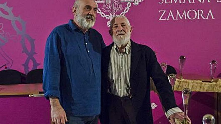 El presidente de Luz y Vida, Miguel Ángel Regueras, el autor, José Luis Coomonte con la cruz.