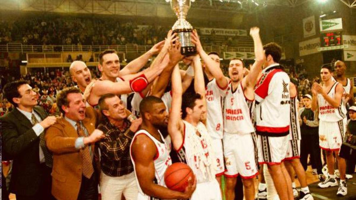 Los jugadores del Pamesa Valencia, en Valladolid, con el primer título de la historia del club