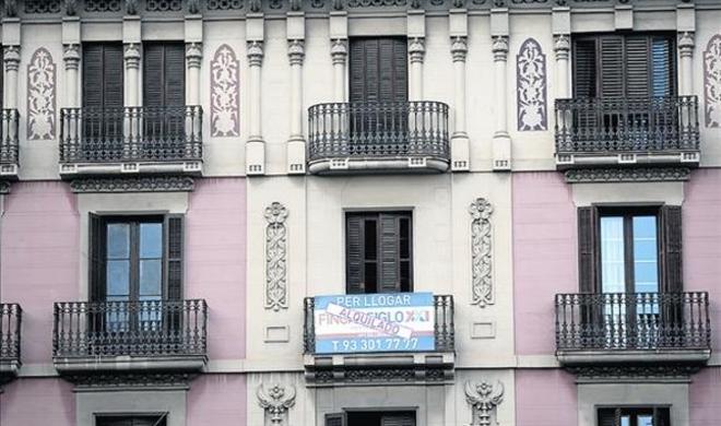 Cartel de un piso recién alquilado en el cruce de Gran Via con Muntaner.