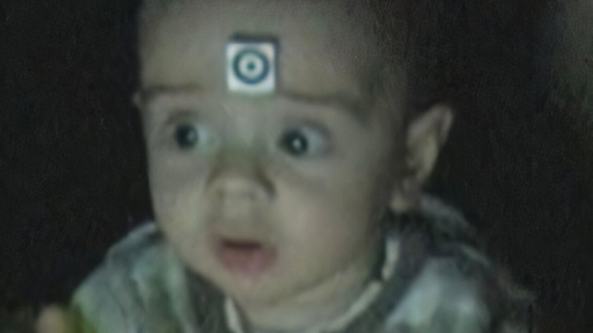 Timothé, de 6 meses, muestra su atención durante el experimento. El objetivo en el frente se utiliza para compensar el movimiento de la cabeza al estimar la posición de la mirada.