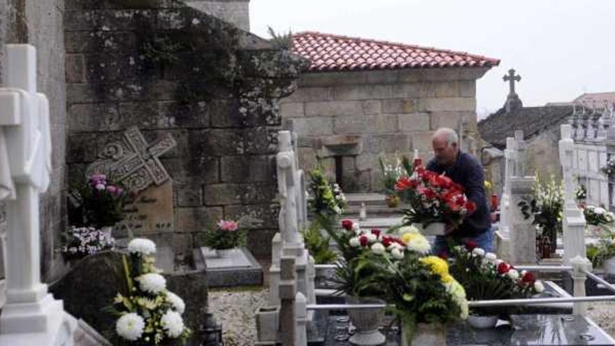 El cementerio de Santa Mariña (Cambados) rodea las ruinas de una antigua iglesia.  // Noé Parga