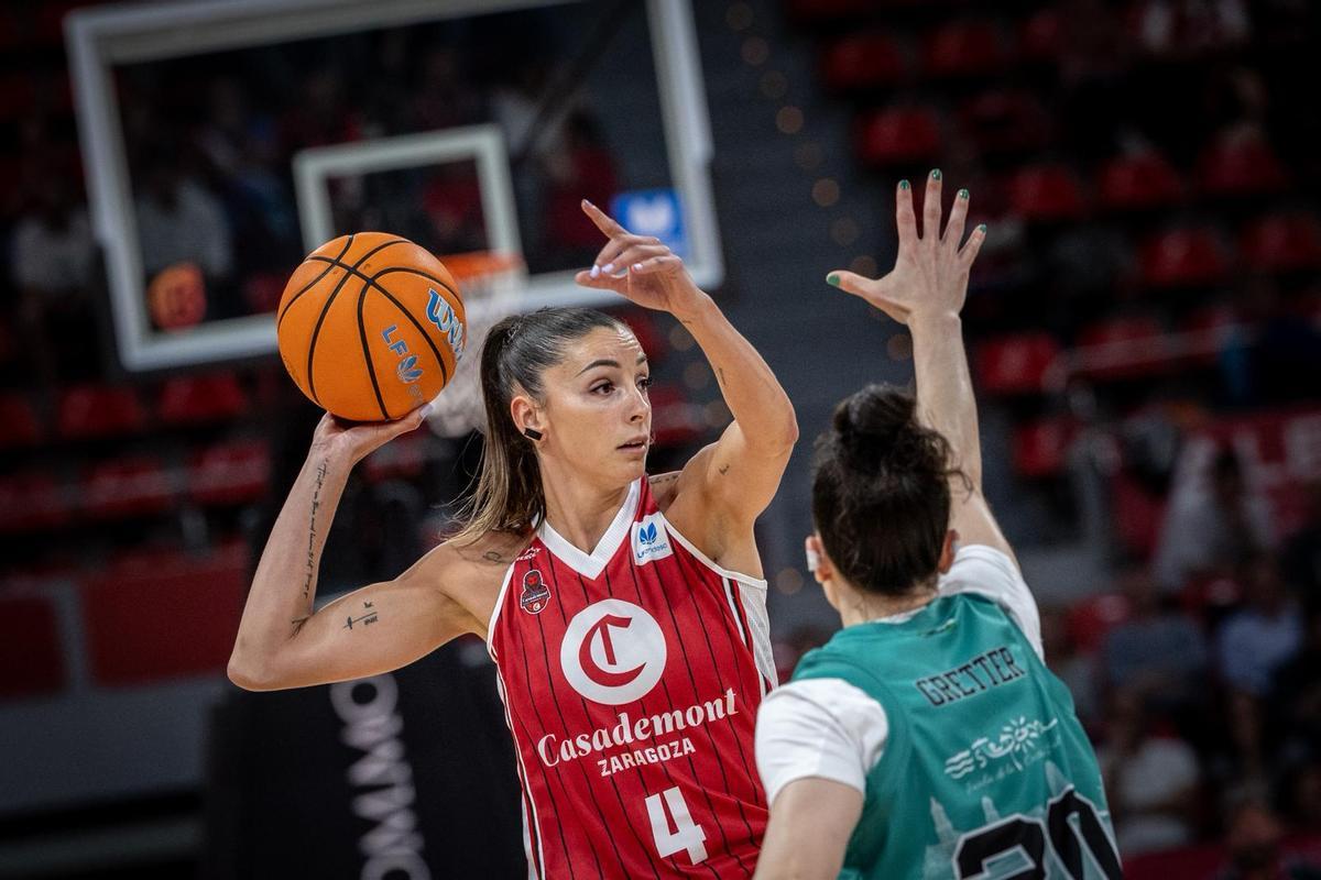 Mariona Ortiz, marcando jugada durante el duelo ante el Estepona