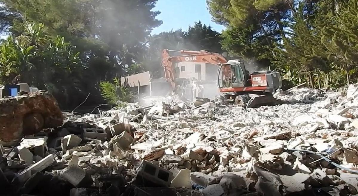Imagen del derribo de una de las estructuras de Casa Lola, los primeros días de trabajos. | ASJ