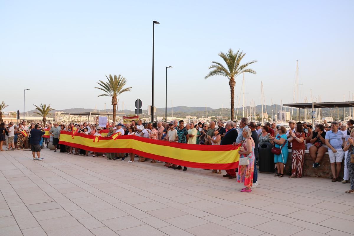 Galería: concentración en solidaridad con Ceuta en el municipio de Sant Antoni
