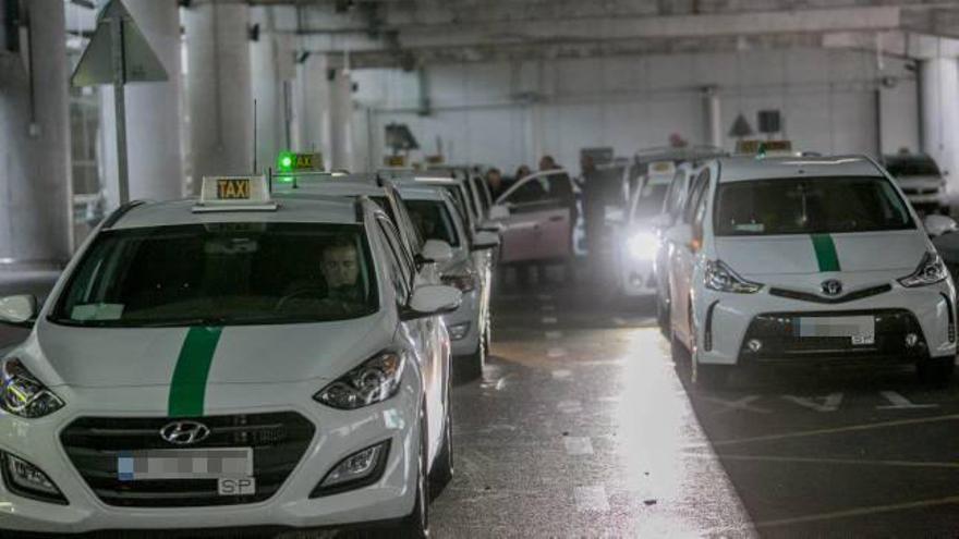 Taxis estacionados en las inmediaciones del aeropuerto Elche-Alicante, en una imagen de archivo.