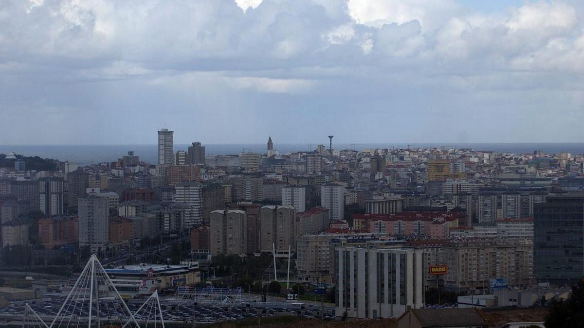 Vista de A Coruña un día con nubes y claros.