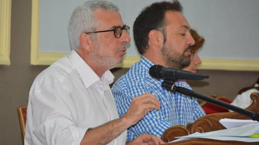 José Luis Vergara (izda.), en un pleno municipal reciente.