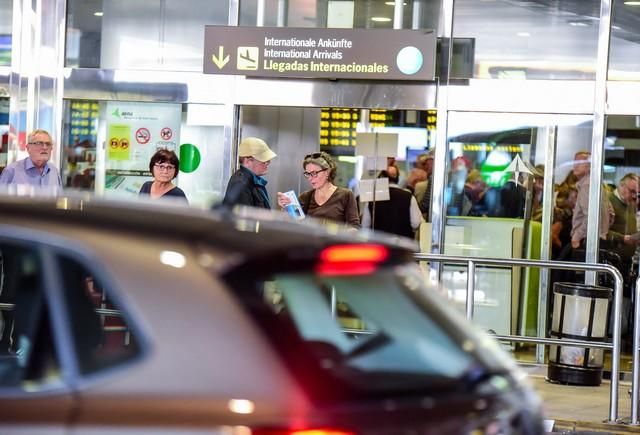 Llegada y salida de turistas en el aeropuerto