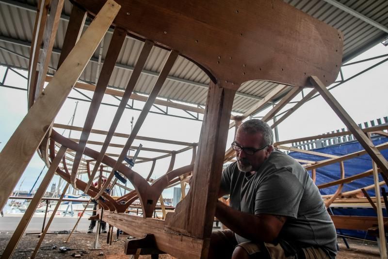 Las Palmas de Gran Canaria. Reportaje estudiantes franceses en prácticas de carpintería de ribera en la sede de la vela latina.  | 03/03/2020 | Fotógrafo: José Carlos Guerra