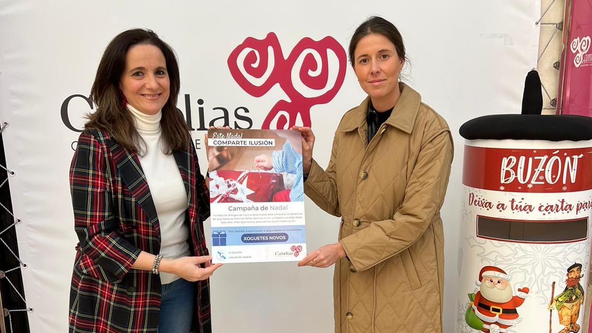 La gerente del Centro Comercial Camelias, Natalia Galán, y Marta Insua, trabajadora social de la Fundación Amigos de Galicia.