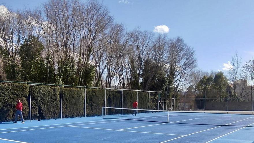 Viver abre las renovadas pistas de tenis