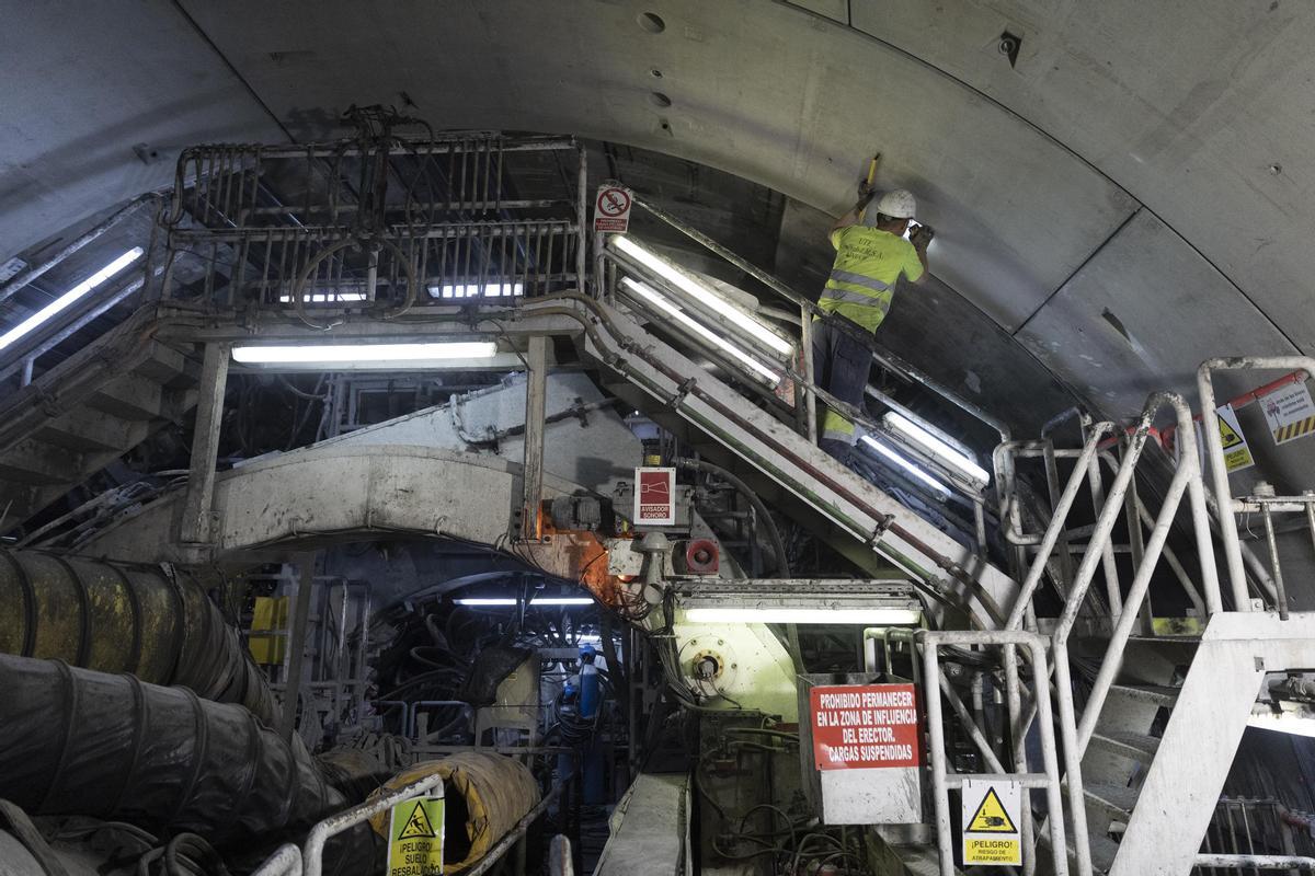 En el interior de la tuneladora de la L9 del metro