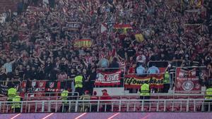 El sector visitante del Atlético en el Estadio da Luz, durante el partido de Champions frente al Benfica.