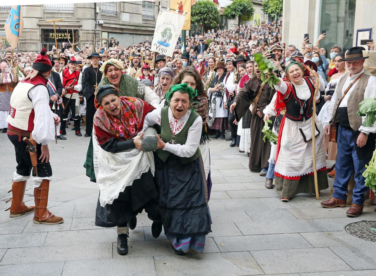 Los vigueses abarrotan las calles del Casco Vello en el día grande de la Reconquista