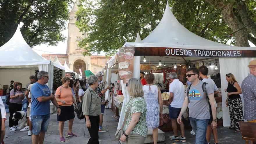 Visitantes en el área gastronómica del Campo Valdés, el pasado verano, durante el Festival Arcu Atlánticu. | LUISMA MURIAS