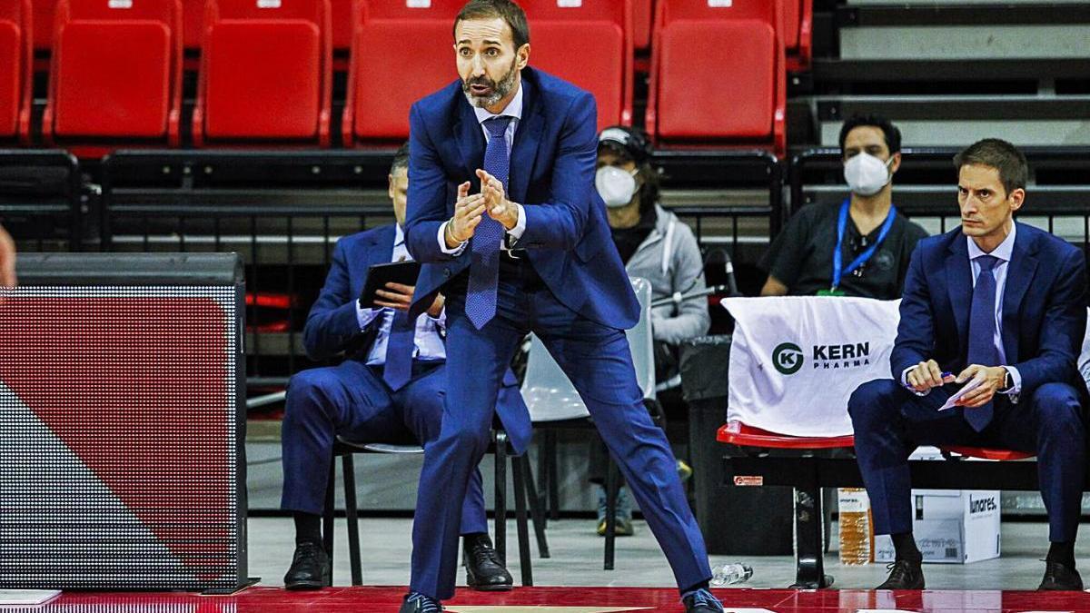 Sito Alonso, entrenador del UCAM CB, durante un partido esta temporada.