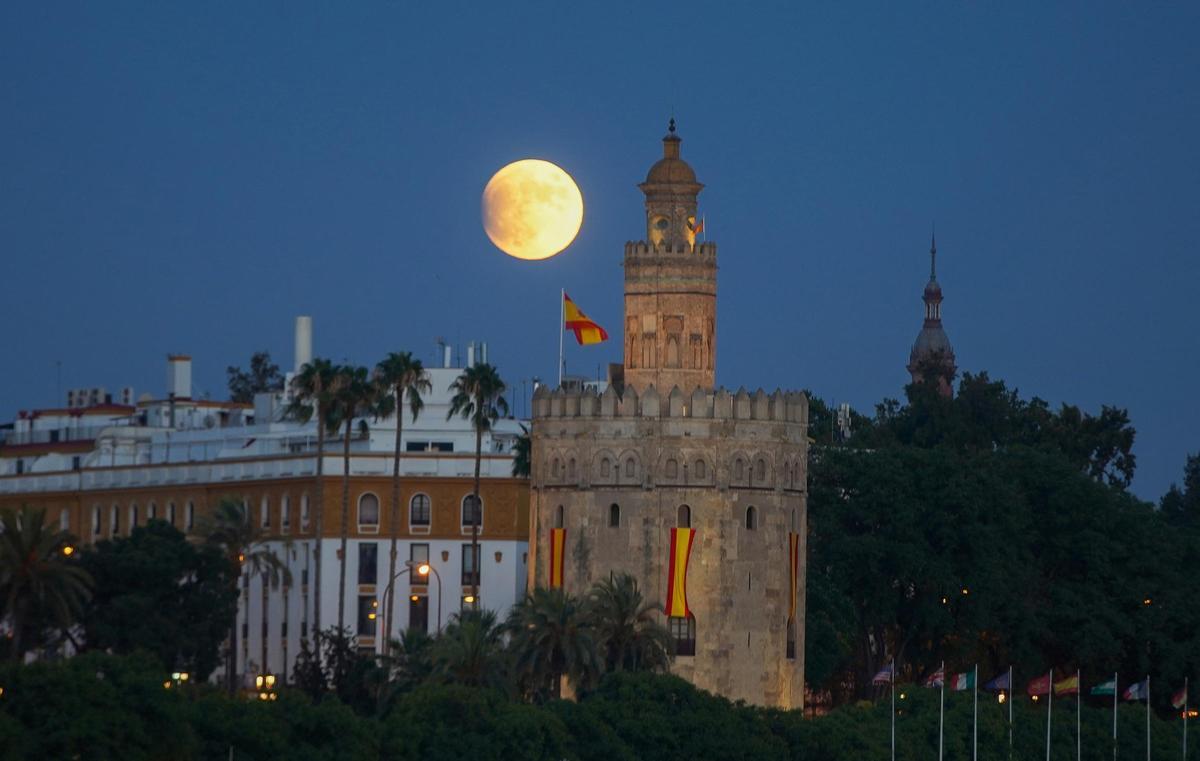 Eclipse lunar parcial en Sevilla con la Torre del Oro enfrente.