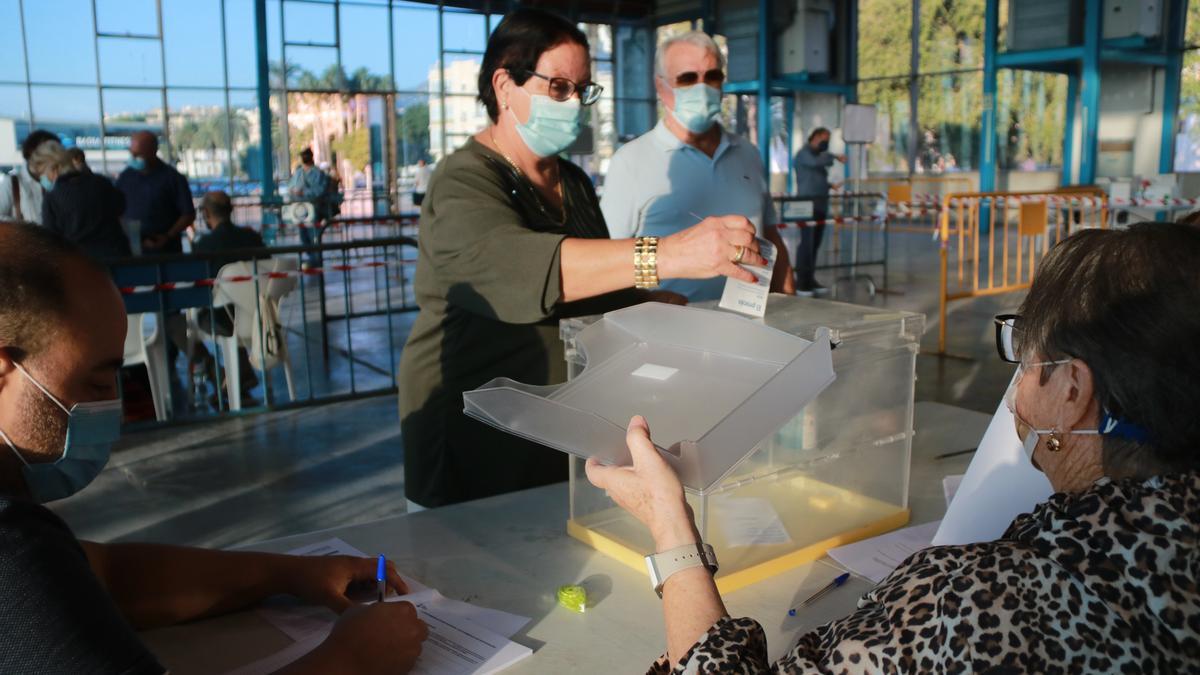 Severina y el Roberto, los dos primeros votantes en la consulta popular para elegir el nombre del municipio de San Carlos de la Rápita.