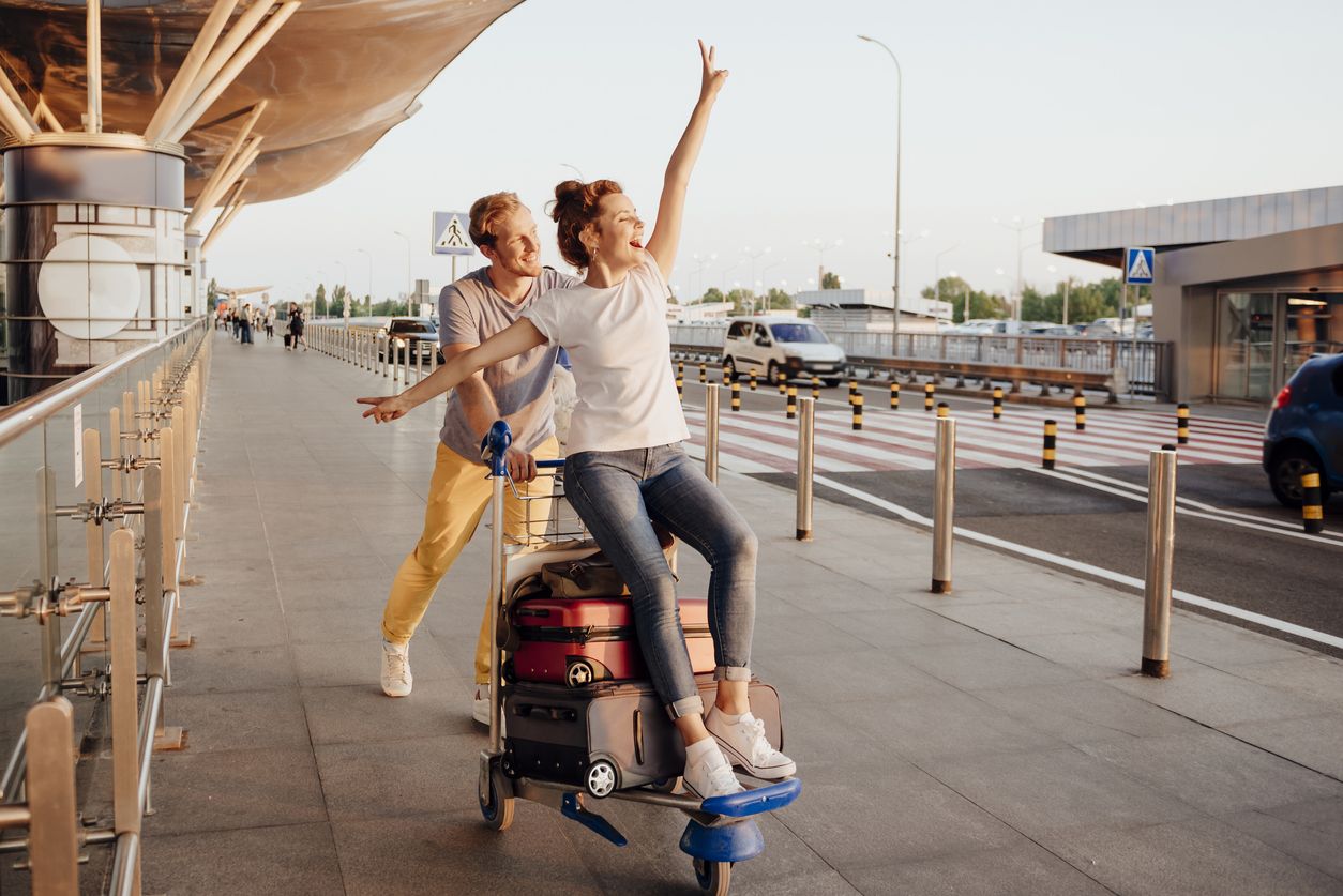 Imagen de una pareja en un aeropuerto.