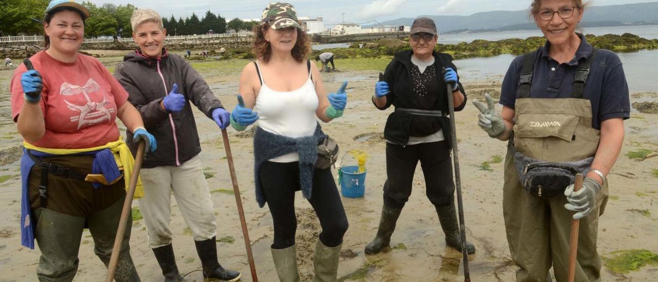 Mariscadoras de Vilaxoán celebrando ayer la noticia a pie de playa. | NOE PARGA