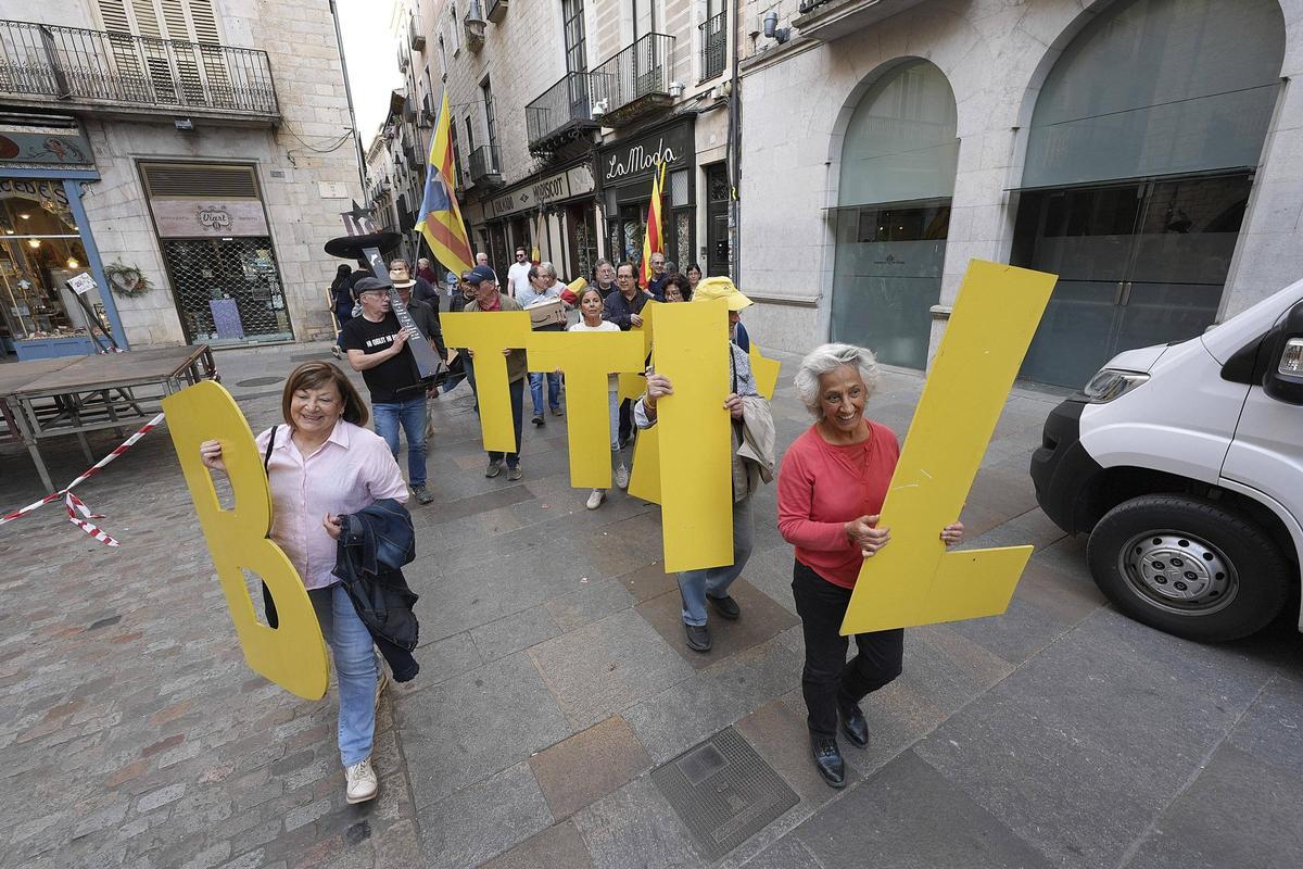 L'ADAC canvia de seu i fa moure les lletres de la paraula Llibertat pel Barri Vell de Girona