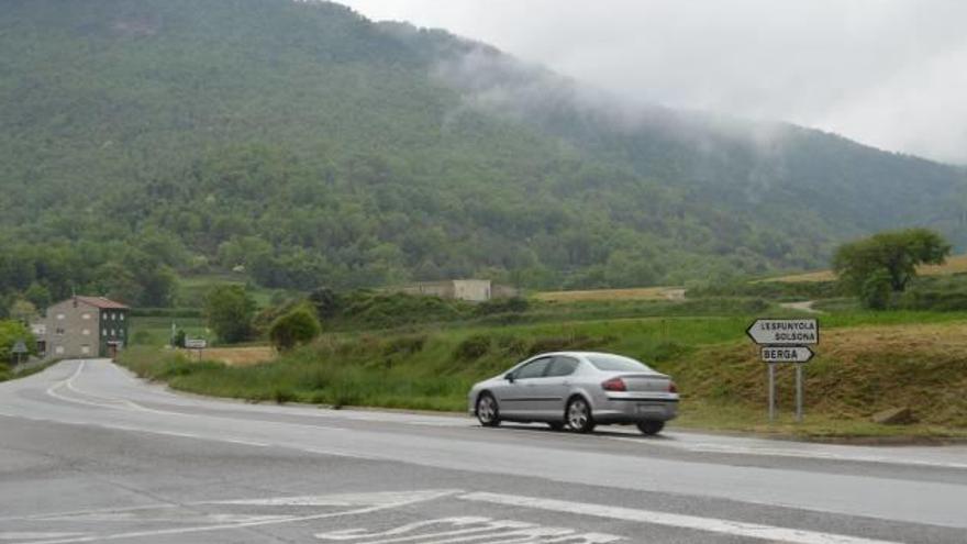 Trànsit de vehicles a la carretera C-26 al seu pas per Avià, ahir