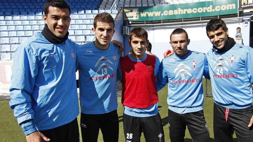 Cinco de los ocho debutantes mañana en Riazor: Gustavo Cabral, Javi Varas, Jonny, Pranjic y Augusto, al final del     entrenamiento celebrado ayer por el Celta en el estadio de Balaídos.  // Jorge Santomé